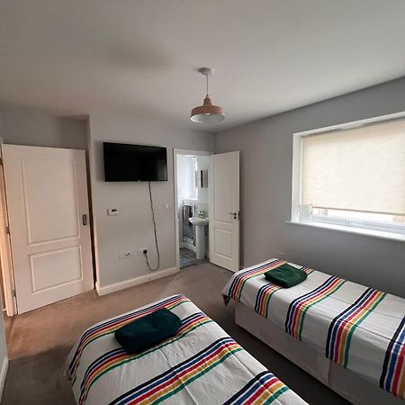 Whyte, Modern 3 Bed House With Garden, Sleeps 9, Free Parking, Sittingbourne City Centre, Kent Buitenkant foto