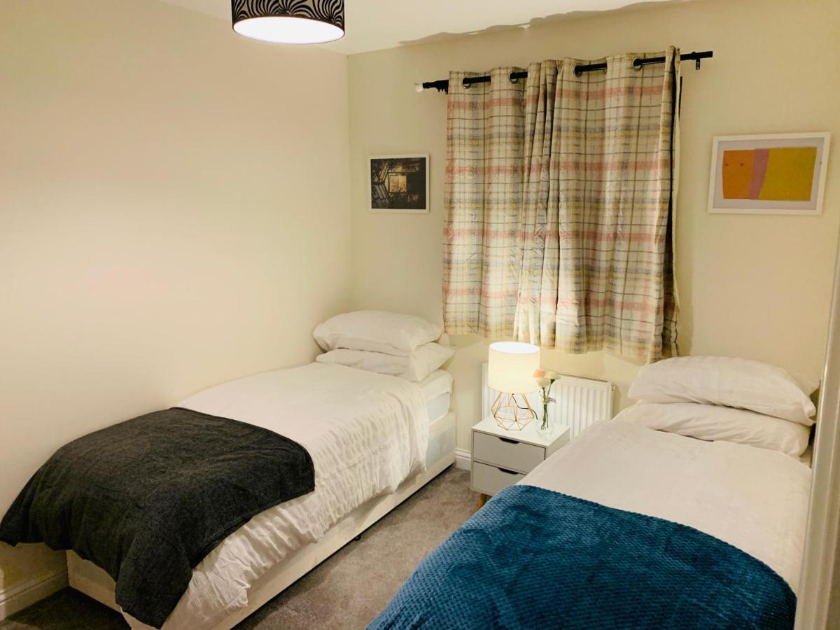 Whyte, Modern 3 Bed House With Garden, Sleeps 9, Free Parking, Sittingbourne City Centre, Kent Buitenkant foto