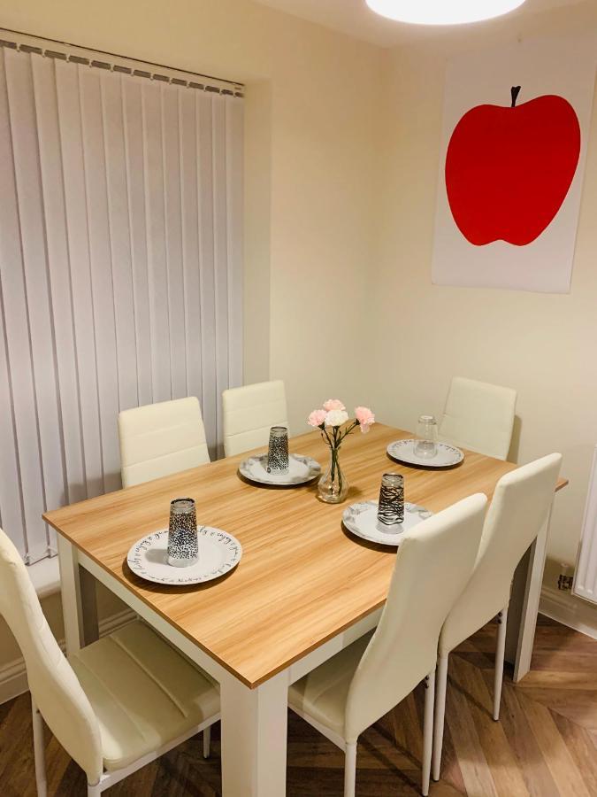 Whyte, Modern 3 Bed House With Garden, Sleeps 9, Free Parking, Sittingbourne City Centre, Kent Buitenkant foto