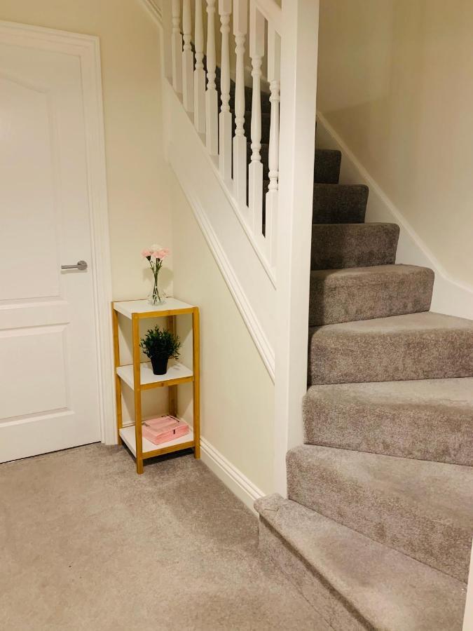 Whyte, Modern 3 Bed House With Garden, Sleeps 9, Free Parking, Sittingbourne City Centre, Kent Buitenkant foto