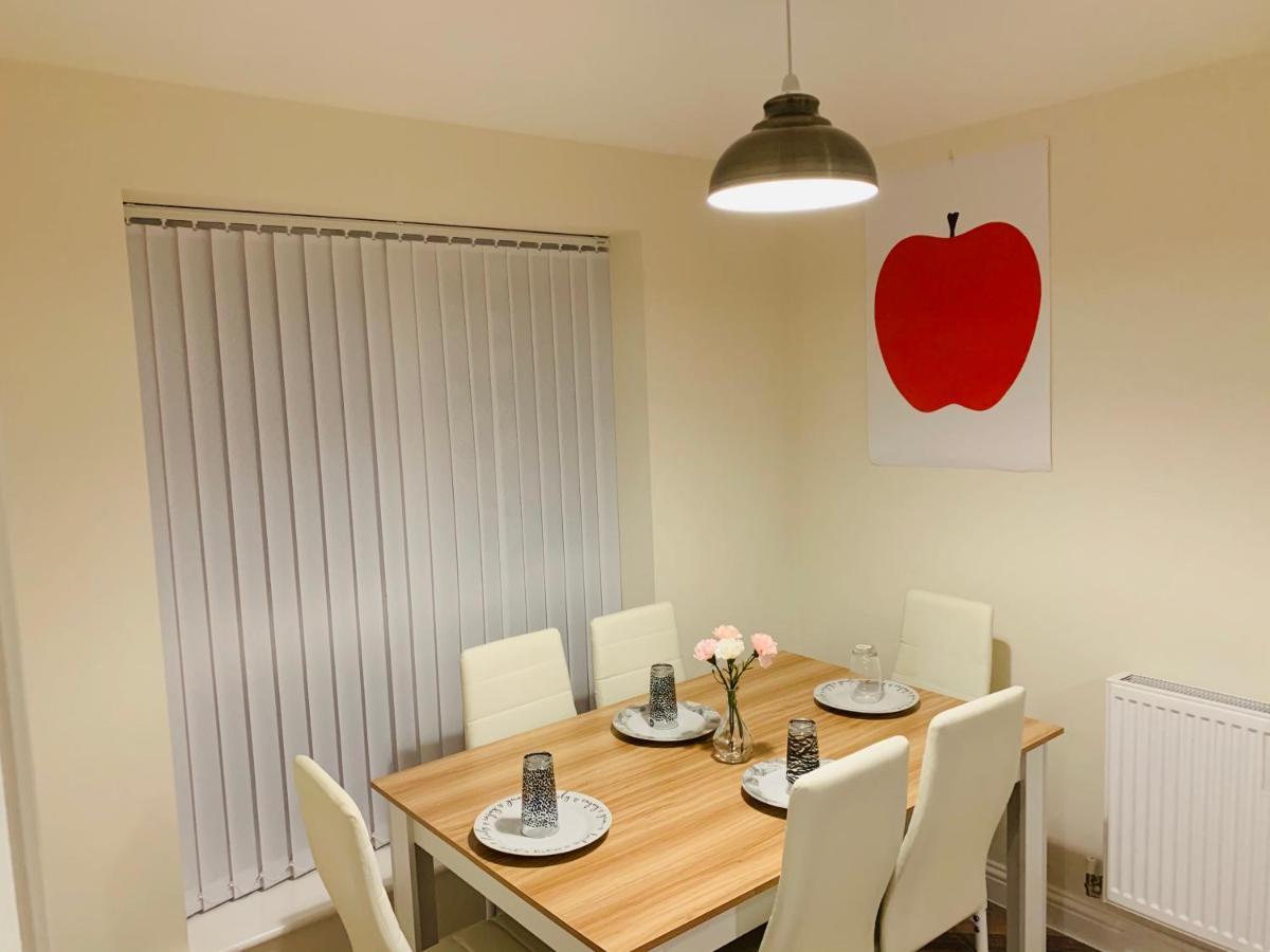 Whyte, Modern 3 Bed House With Garden, Sleeps 9, Free Parking, Sittingbourne City Centre, Kent Buitenkant foto