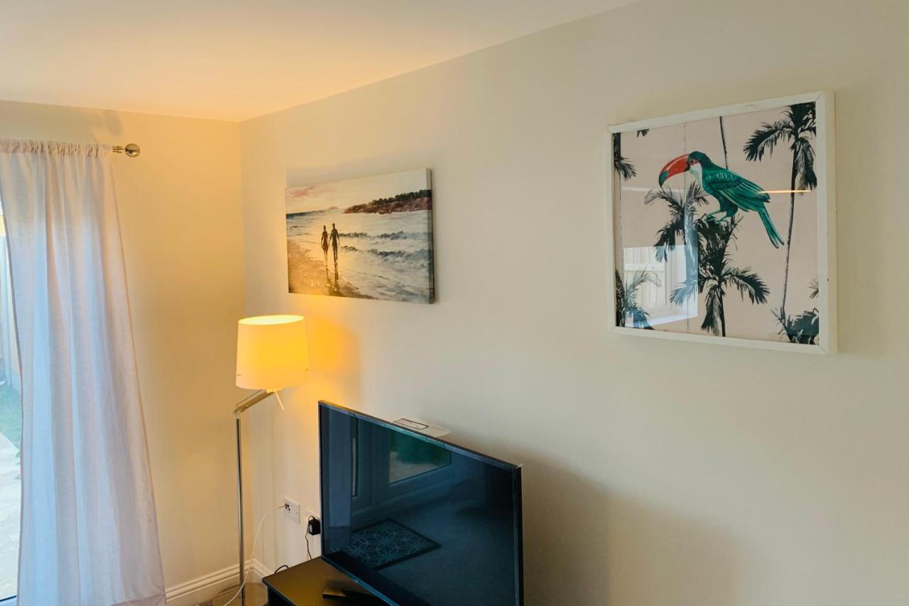 Whyte, Modern 3 Bed House With Garden, Sleeps 9, Free Parking, Sittingbourne City Centre, Kent Buitenkant foto