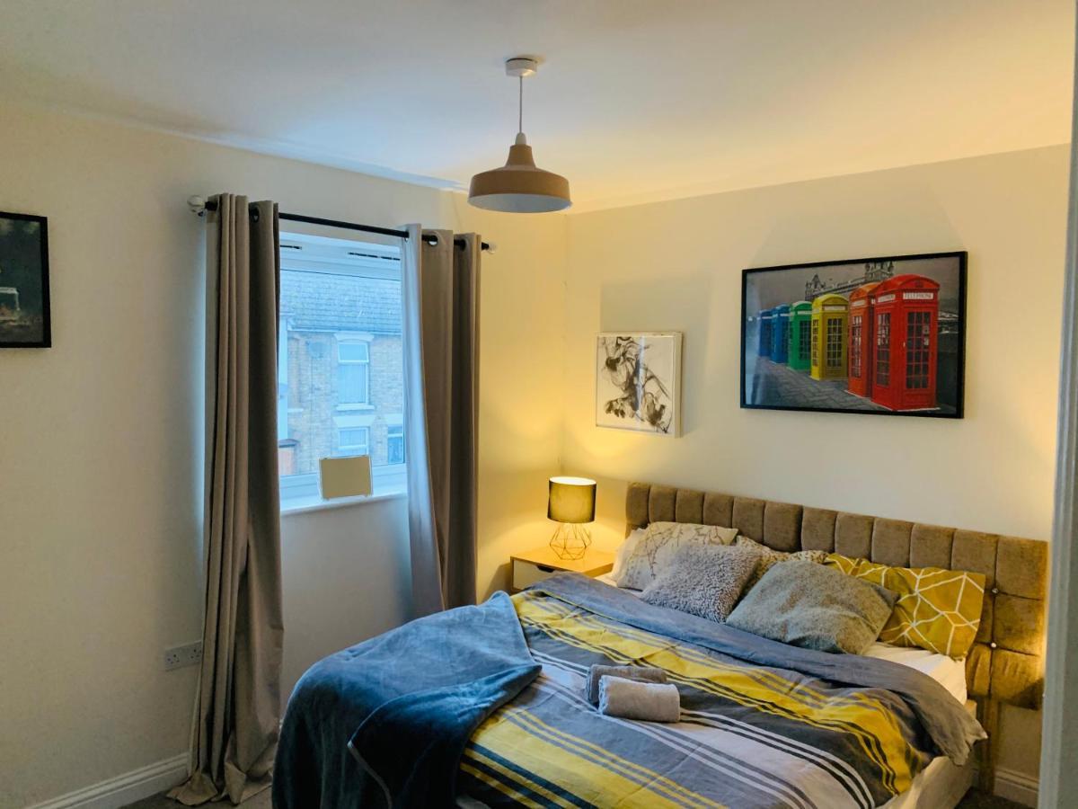 Whyte, Modern 3 Bed House With Garden, Sleeps 9, Free Parking, Sittingbourne City Centre, Kent Buitenkant foto