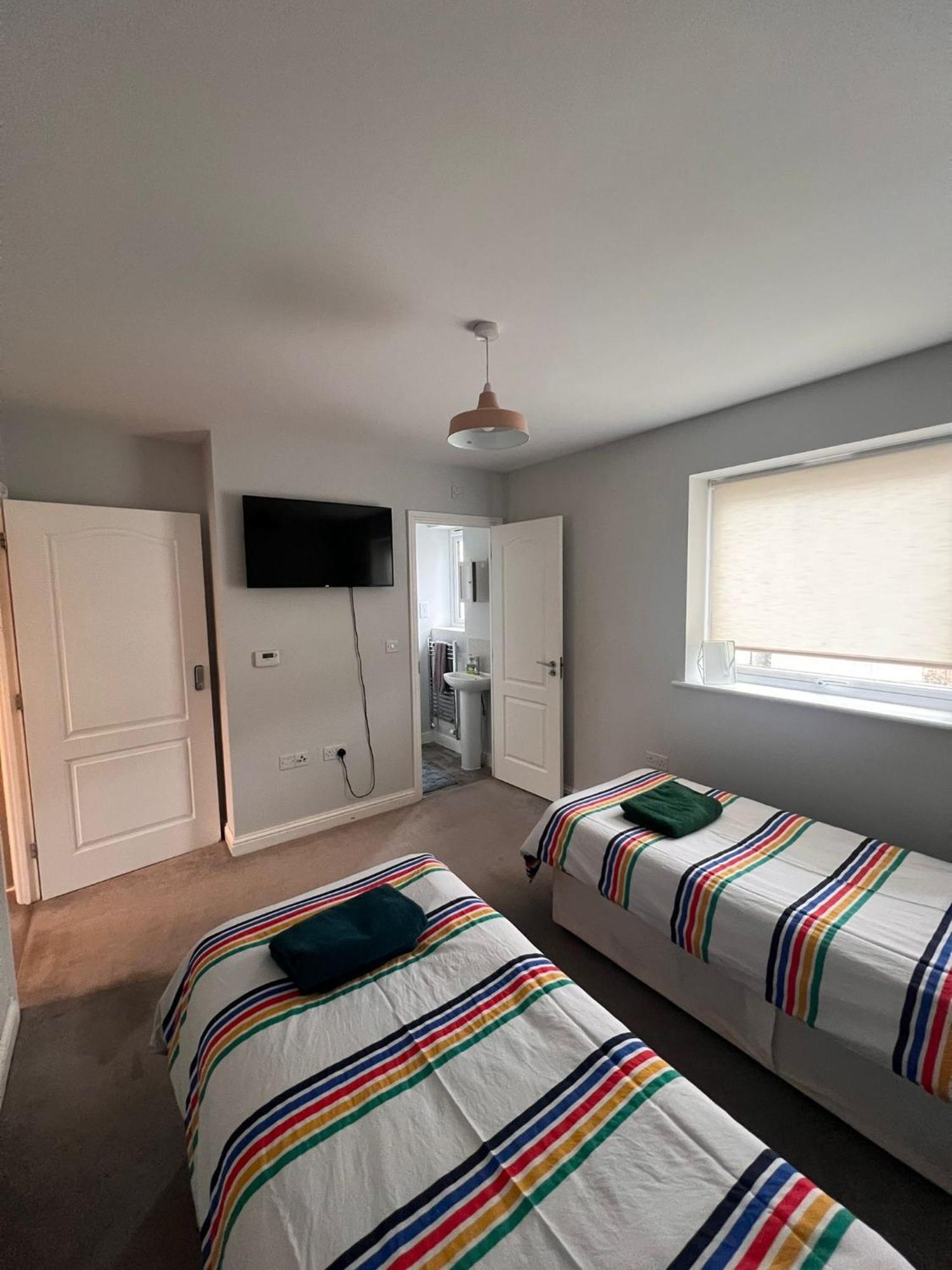 Whyte, Modern 3 Bed House With Garden, Sleeps 9, Free Parking, Sittingbourne City Centre, Kent Buitenkant foto